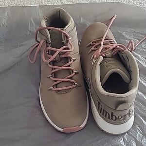 Women's Timberland Size 9 Boots. Gently Used.